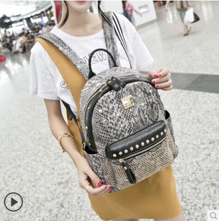 2015新款韩版旅游背包铆钉蛇纹双肩包朋克韩版潮女包书包