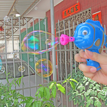 惯性小鱼泡泡枪 儿童玩具 无需电池吹泡泡玩具枪 泡泡机 夏天玩具