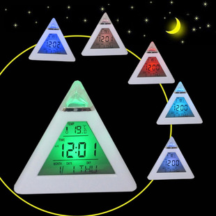 三角金字塔闹钟 创意变色七彩闹钟 静音万年历电子钟